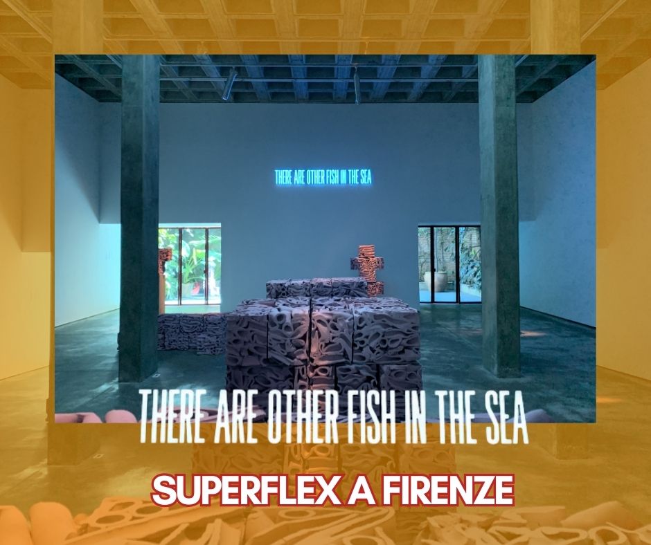 Il gruppo artistico globale SUPERFLEX espone un’esibizione che si concentra su questioni riguardanti l’ambiente, l’economia e le interazioni nel mondo. Tramite installazioni e opere digitali, l’iniziativa stimola una riconsiderazione del legame tra comunità, natura e avvenire.