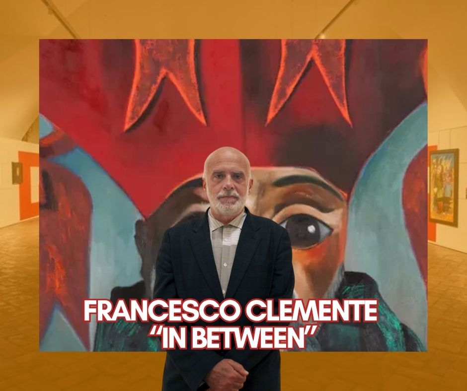 Attraverso l’opera pittorica di Francesco Clemente, la mostra attraversa identità culturali e spirituali, con lavori che mescolano contaminazioni iconografiche tra India, Europa e America. Il percorso muove dalla dimensione dell’in-between, l’essere tra mondi e dimensioni diverse, come dal dialogo tra interiorità ed esteriorità.