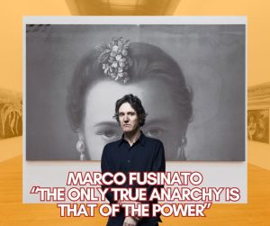 Con la mostra “THE ONLY TRUE ANARCHY IS THAT OF THE POWER”, l’artista australiano Marco Fusinato indaga le soglie della percezione. Trasformando il PAC in un ambiente immersivo totale, l’esposizione si struttura come un’esperienza sensoriale che sfida le categorie tradizionali di arte, politica e musica.