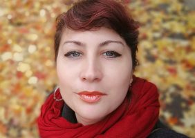 artista emergente mostrami